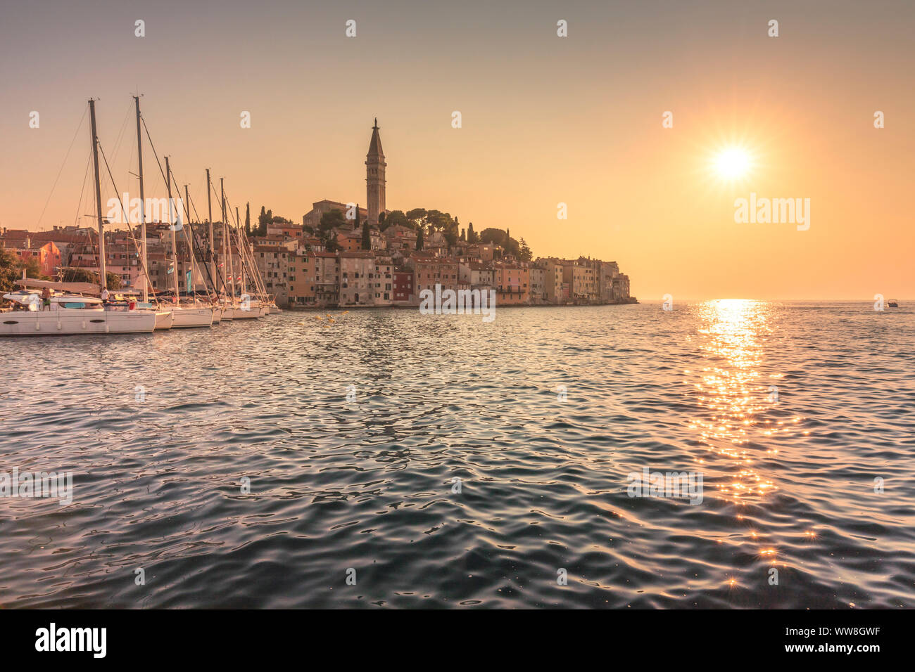 Rovinj - Rovigno, partie historique de la ville avec l'église de Sainte Euphémie au coucher du soleil, Istrie, Adriatique, Croatie Banque D'Images
