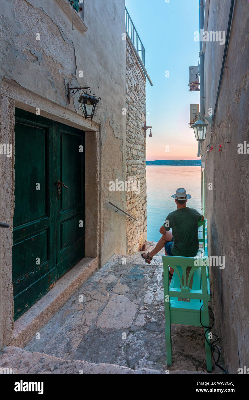 Rovinj - Rovigno, un aperçu de la mer entre les rues étroites de la vieille ville, Istrie, Adriatique, Croatie Banque D'Images