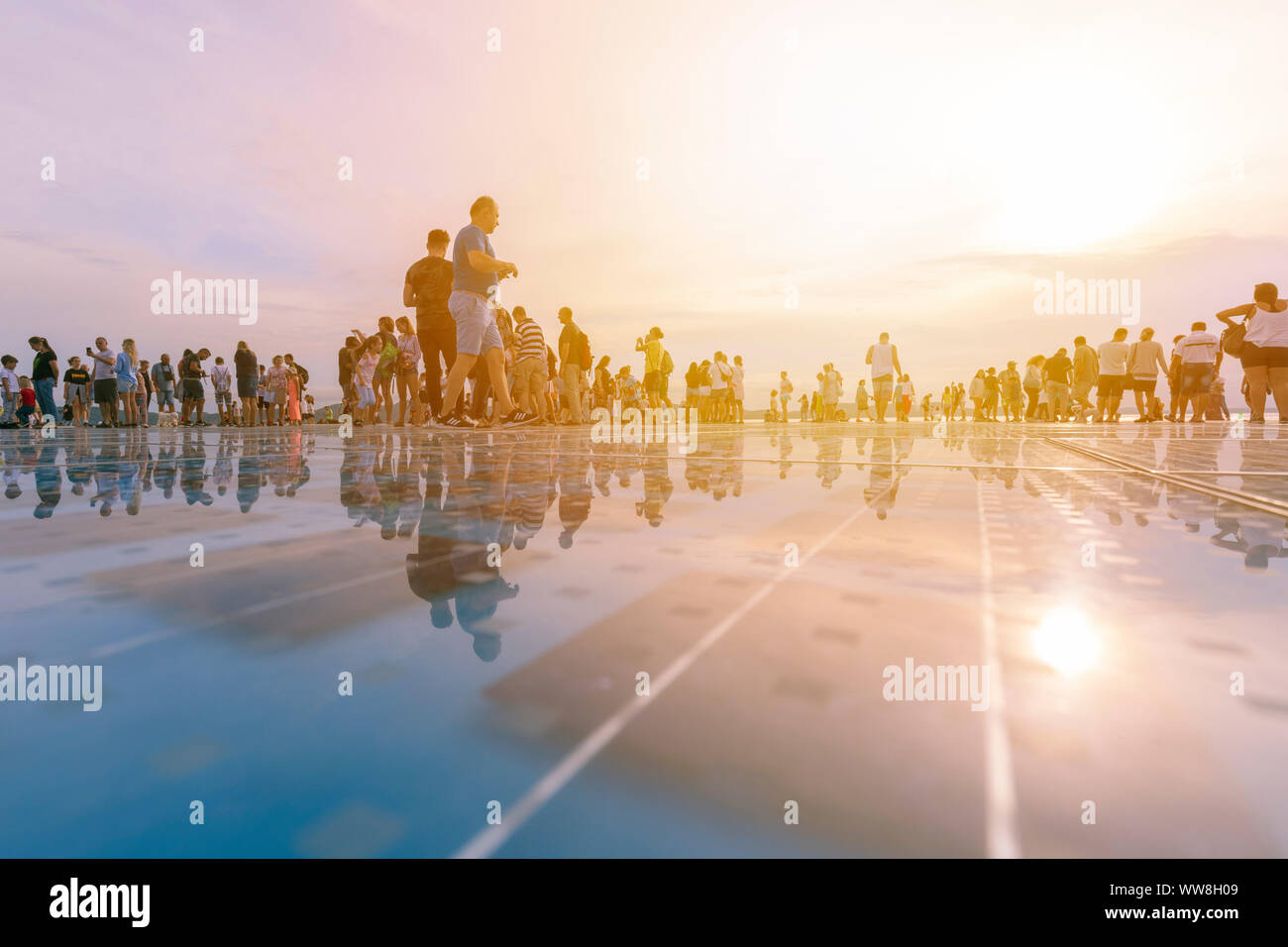 Les gens qui marchent sur l'installation d'art moderne le salut au soleil par Nikola Basic, Zara, Zadar, Dalmatie, Croatie, Europe Banque D'Images