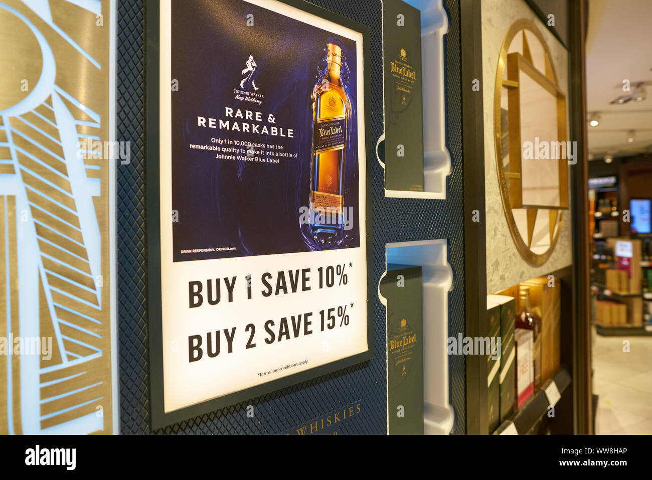 Singapour - CIRCA AVRIL 2019 : interior shot de DFS Wine & Spirits shop à l'aéroport de Singapour Changi. Banque D'Images