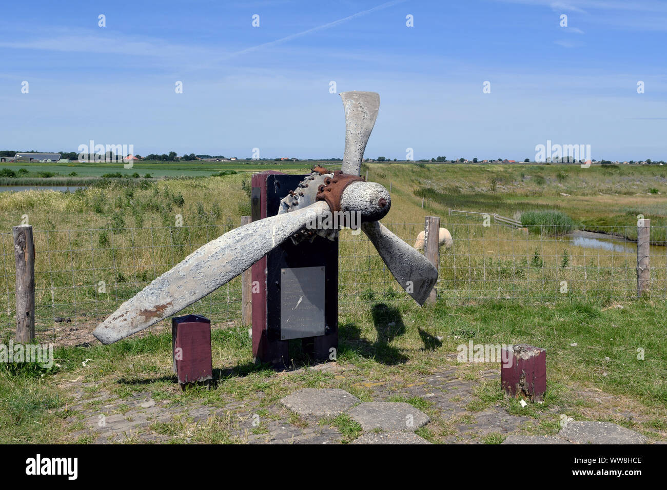 une hélice rouillée et tordue d'un bombardier du monde entier La deuxième guerre en tant que mémorial sur l'île de Texel (pays-Bas) Banque D'Images