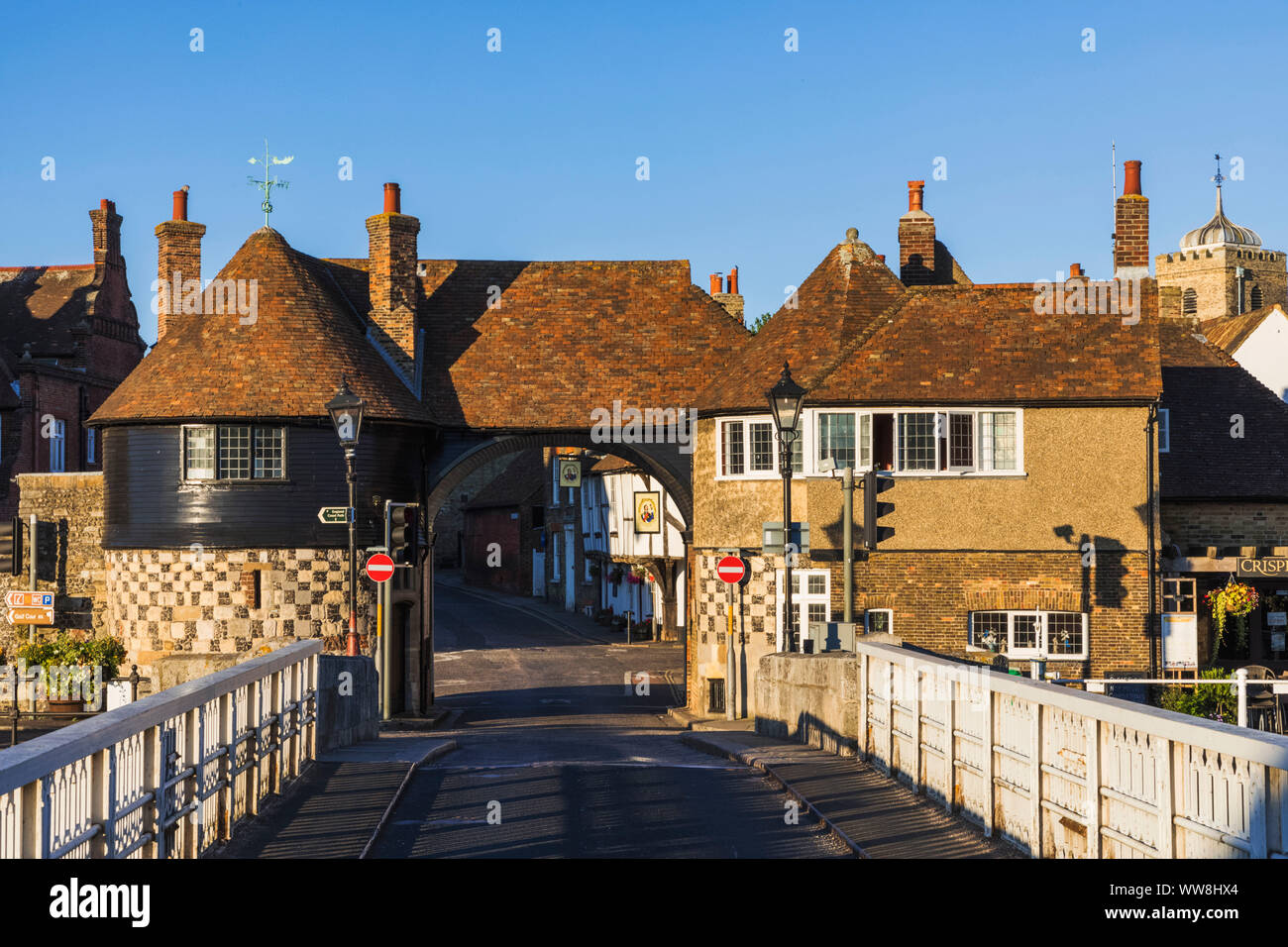 L'Angleterre, Kent, Thanet, Sandwich, le Barbican Gate 15e siècle Gatehouse Banque D'Images