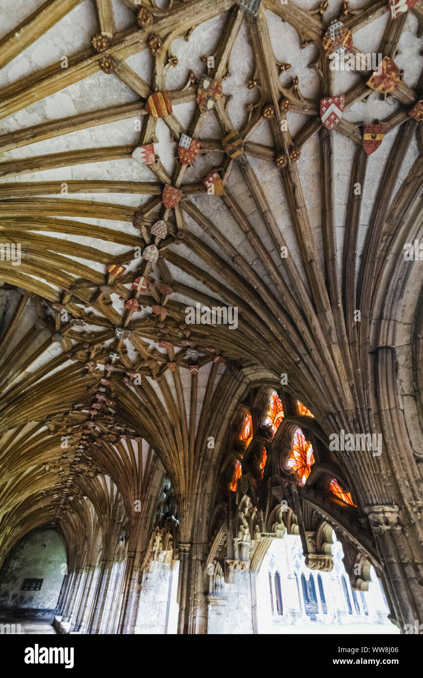 L'Angleterre, Kent, Canterbury, la Cathédrale de Canterbury, ventilateur plafond voûté du cloître Banque D'Images