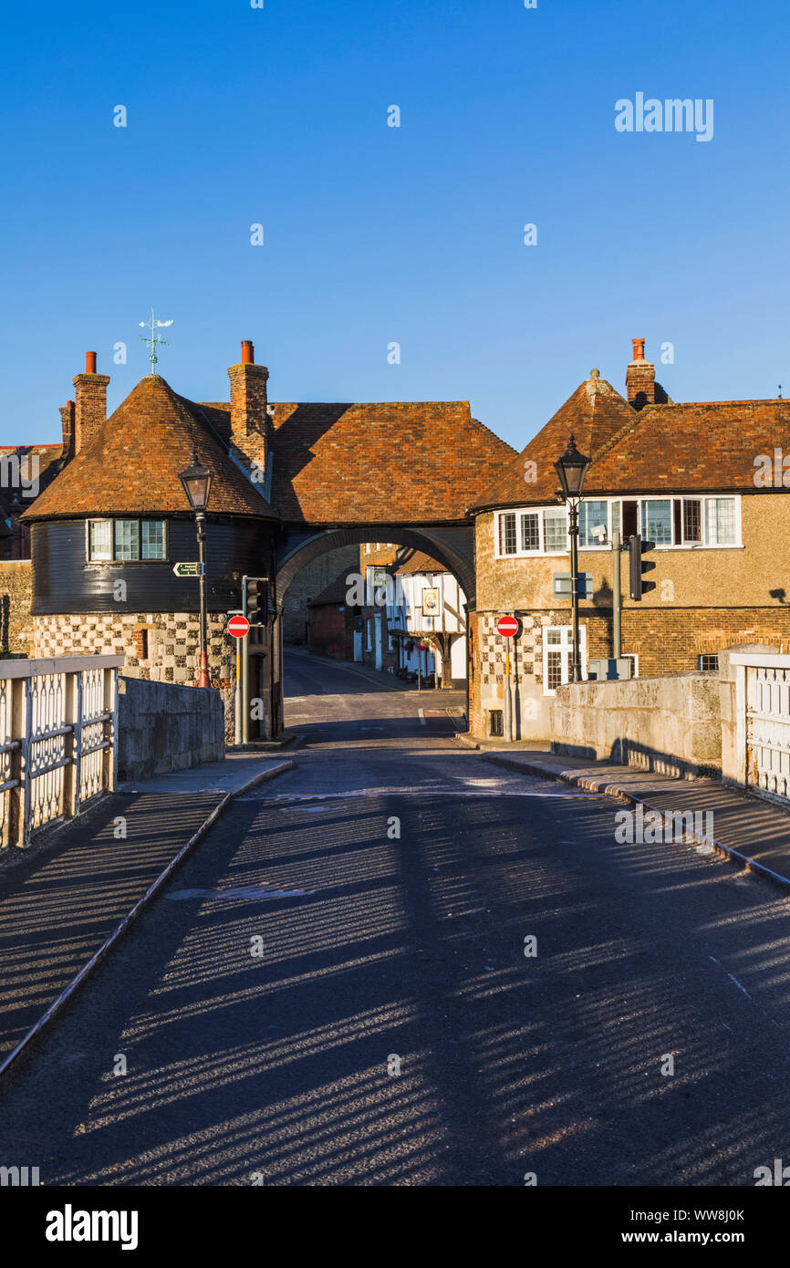 L'Angleterre, Kent, Thanet, Sandwich, le Barbican Gate 15e siècle Gatehouse Banque D'Images