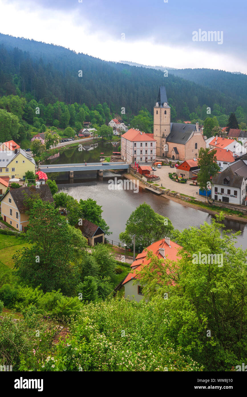 Portrait de Rozmberk nad Vltavou avec l'église de Saint Mary's et la Vlatva, Moldau, district de Cesky Krumlov, République tchèque, Bohême du Sud Banque D'Images