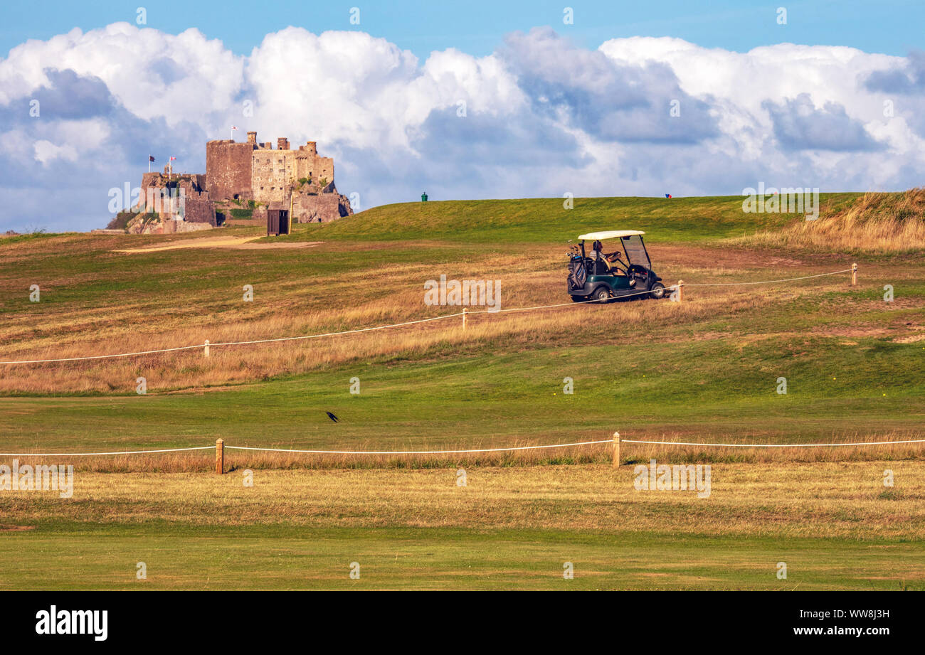 Le Club de Golf Royal Jersey avec château Mont Orgueil en arrière-plan. Banque D'Images