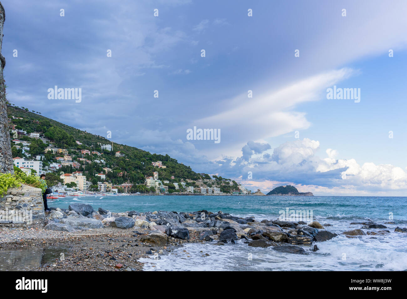 La ville côtière de Alessio - une Méditerranée populaire station touristique dans le Nord de l'Italie, ligurie, italie Banque D'Images