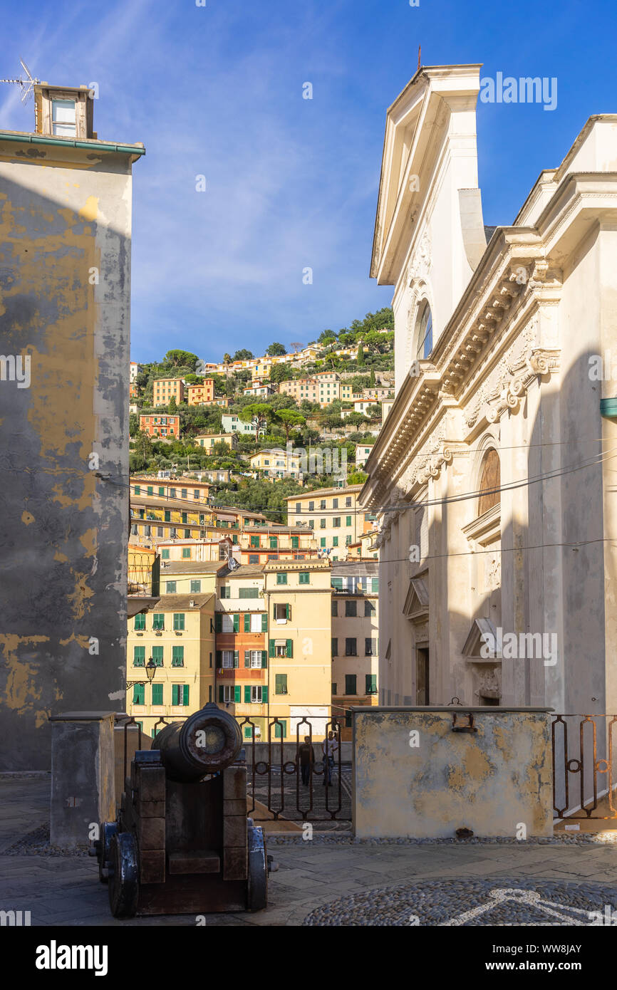 Vue de côté de l'entrée de la Basilique de Santa Maria Assunta à Camogli, un village de pêcheurs en Ligurie, Italie Banque D'Images