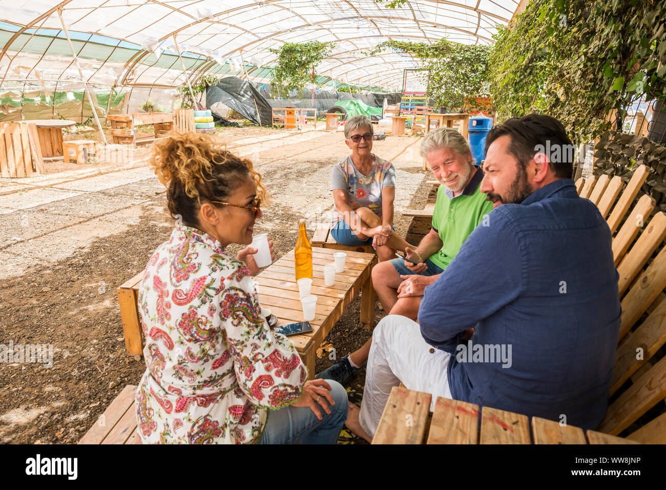 Caucasian family en relation et amitié assis dehors dans un lieu naturel à base de bois recyclé. d'grandfthers à mère en fils. vieux, l'âge moyen et un ado tous ensemble profiter de la journée Banque D'Images