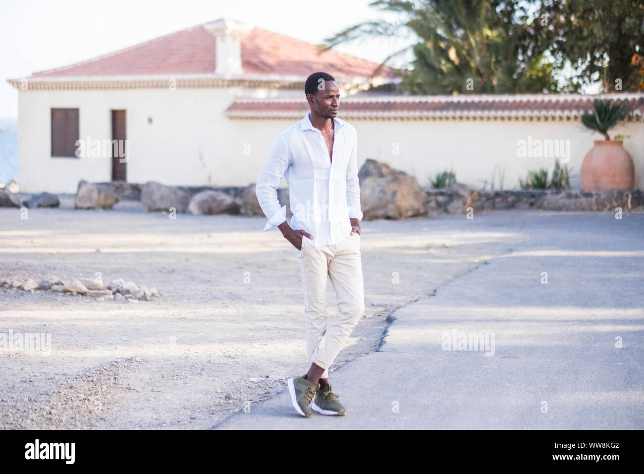Beau modele homme noir africain permanent de course sur la route a la recherche a ses cotes. casual vetements elegants et modernes de vie guy Photo Stock Alamy