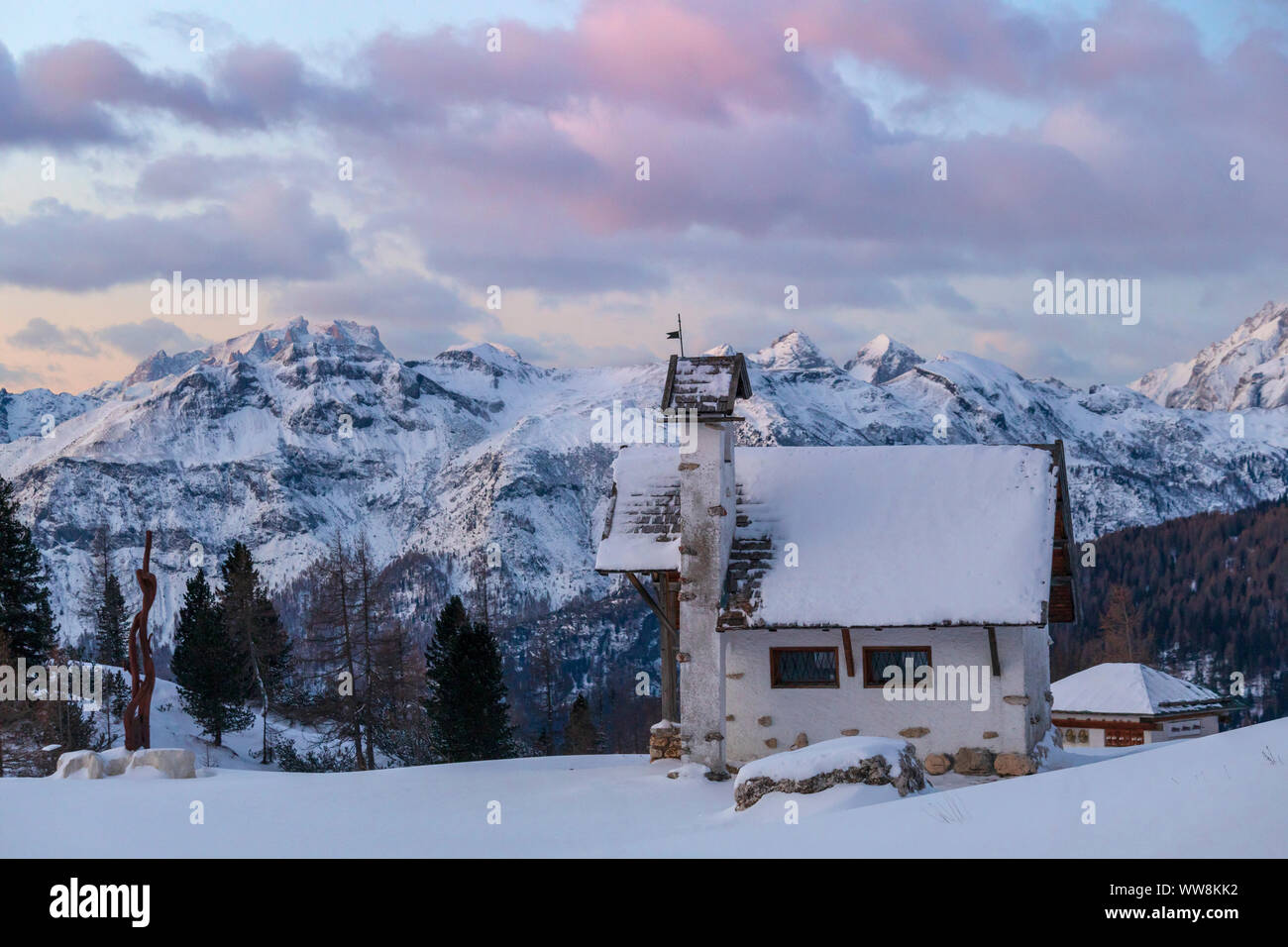 Église de la Visitation alpin en hiver avec Sass de strie mont en arrière-plan, Passo Falzarego, Cortina d'Ampezzo, Dolomites, Belluno, Vento, Italie Banque D'Images