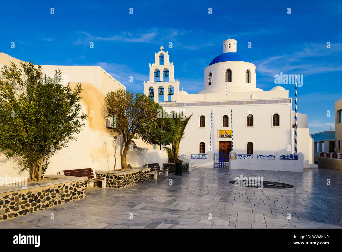 L'église blanche traditionnelle avec un dôme bleu sur l'île de Santorin, Grèce Banque D'Images