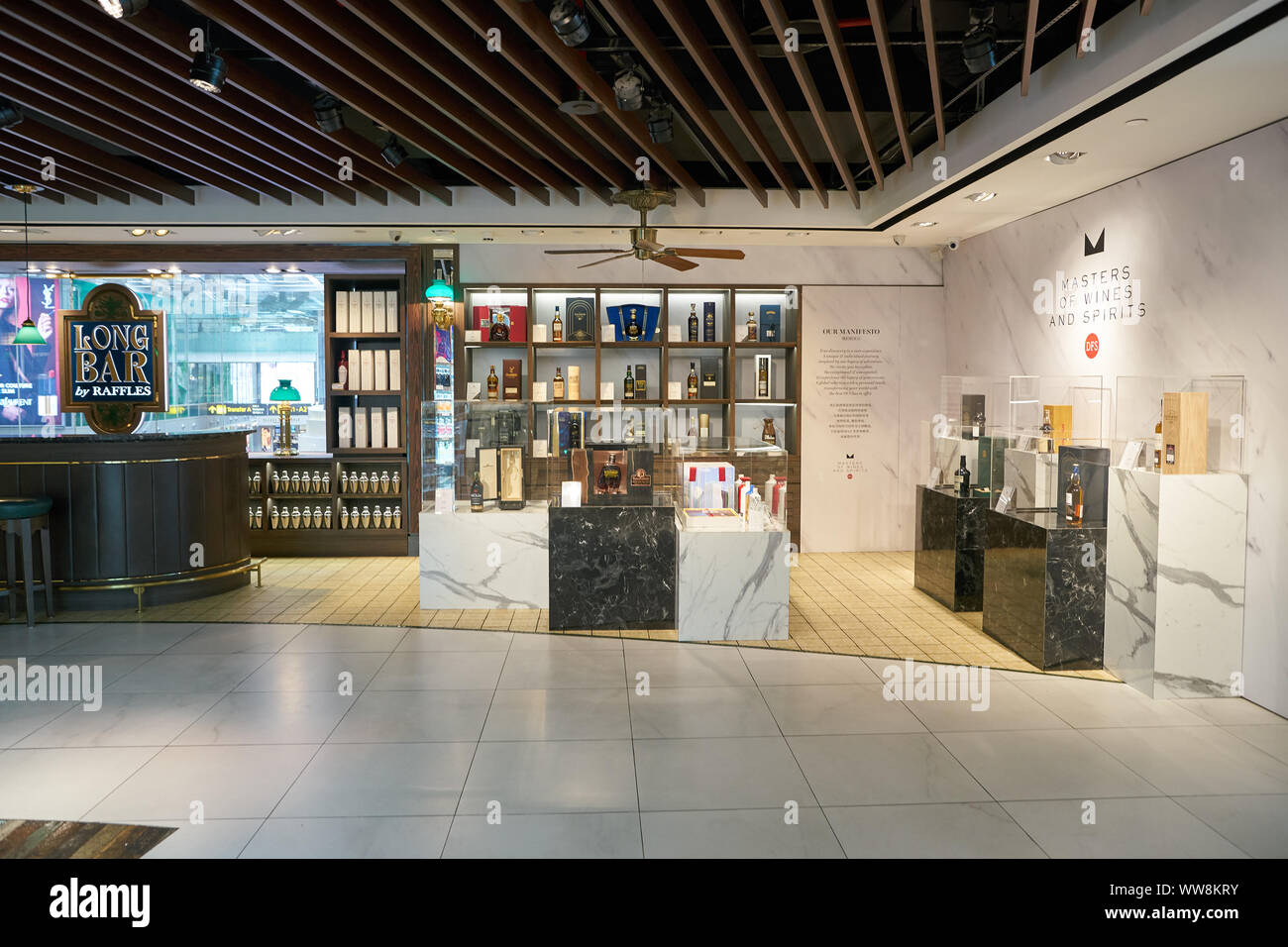 Singapour - CIRCA AVRIL 2019 : interior shot de DFS Wine & Spirits shop à l'aéroport de Singapour Changi. Banque D'Images