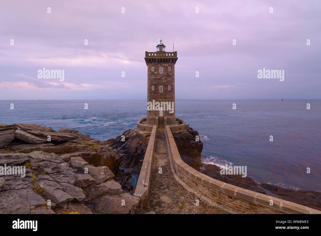 Phare de Kermorvan phare dans la soirée, de la pointe de Kermorvan, Le Conquet, Finistère, Bretagne, France Banque D'Images