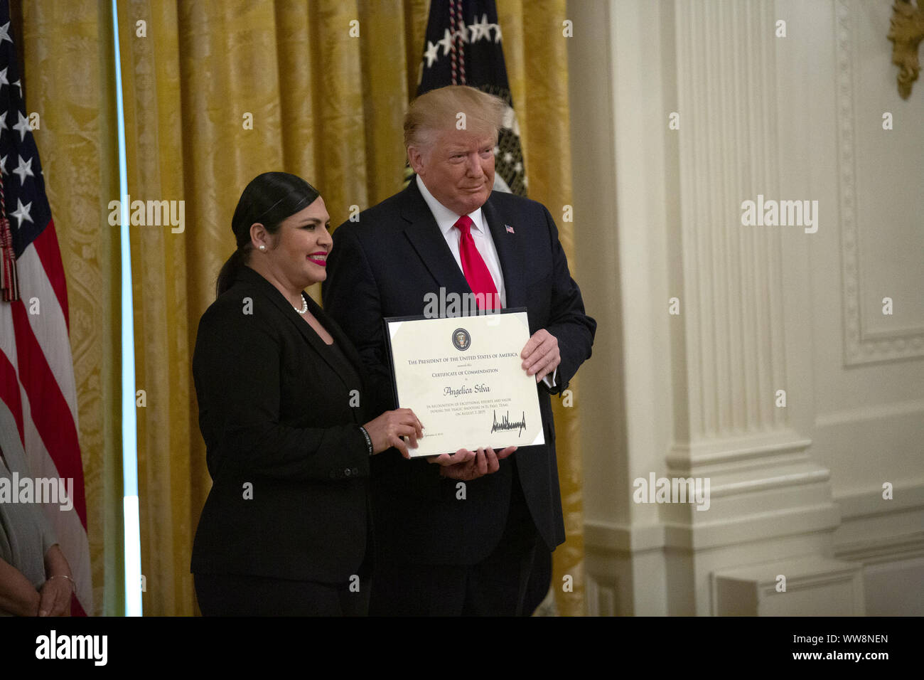 9 septembre 2019, Washington, District of Columbia, États-Unis : le Président des Etats-Unis, Donald J. Trump présente Angelica Silva avec mentions d'héroïque dans un Moyen-Orient Prix cérémonie à la Maison Blanche à Washington D.C., États-Unis le 9 septembre 2019. ..Credit : Stefani Reynolds / CNP/AdMedia (crédit Image : © Stefani Reynolds/AdMedia via Zuma sur le fil) Banque D'Images