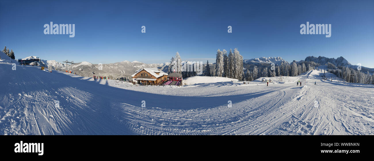 Sommet Hornspitz, vue de zone Gosaualm, région de ski Dachstein ouest avec vue sur la crête de Gosaukamm, Salzkammergut, Haute Autriche, Autriche Banque D'Images