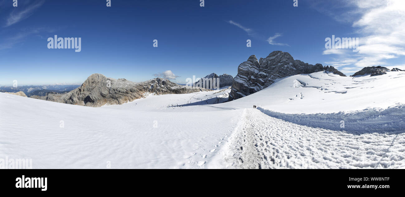 Visite du glacier avec vue sur Grosses Dirndl et Hoher Gjaidstein Peaks, Glacier de Hallstatt, Massif du Dachstein, région du Salzkammergut, Styrie, Haute-Autriche, Autriche Banque D'Images