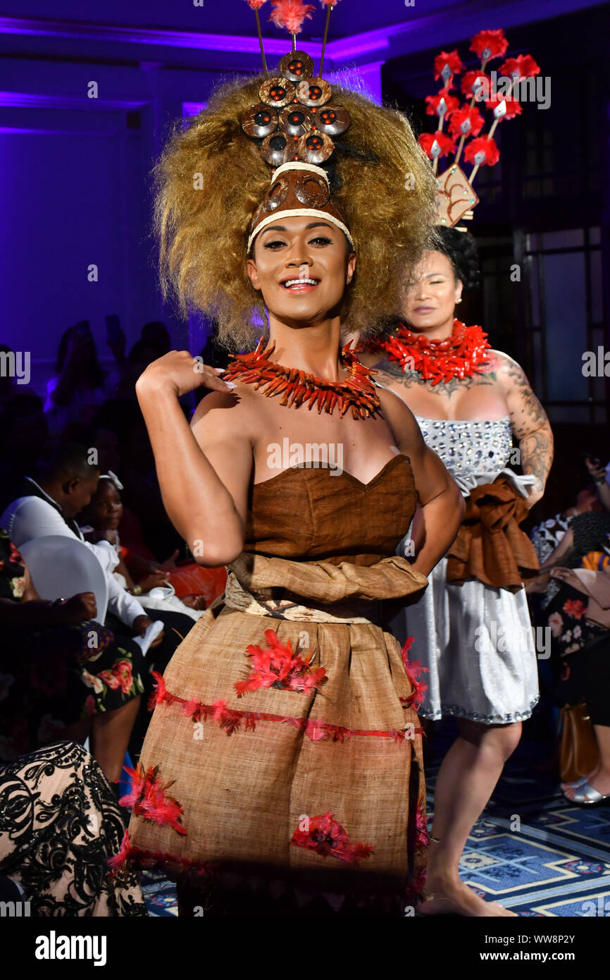 Londres, Royaume-Uni. 13 Sep, 2019. Designer de mode Berta Laumoli féroce par RL présente dernière collection à combat le changement climatique avec des matériaux d'arbre et de plantes Pandanas - Fine Mat, nacre, noix de coco, graines de Lopa et écorce de mûrier - tapa à la London Fashion Week 2019 du Pacifique, au Royal Horseguards Hotel, Whitehall, le 13 septembre 2019, Londres, Royaume-Uni. Credit Photo : Alamy/Capital Live News Banque D'Images