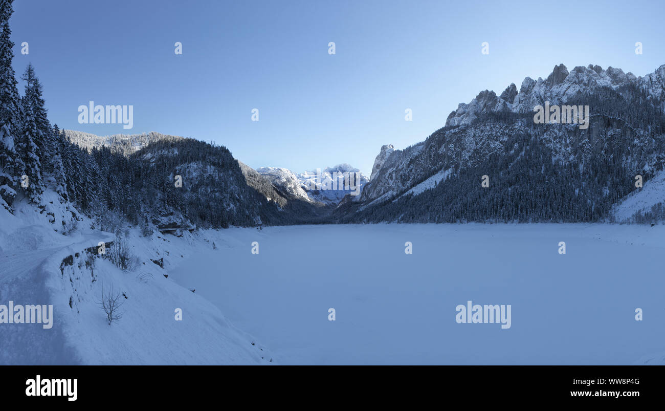 Le lac Gosausee avec vue sur le massif du Dachstein et Gosau Ridge en hiver au coucher du soleil, près de Gosau, région du Salzkammergut, Haute Autriche, Autriche Banque D'Images