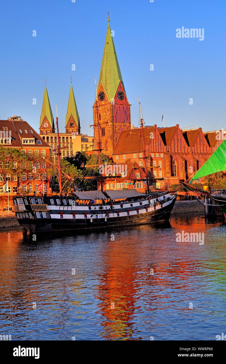 Voilier historique sur les rives de la Weser en face de la vieille ville avec la cathédrale et la Martinikirche tours, Brême, Land de Brême, Allemagne du Nord, Allemagne Banque D'Images