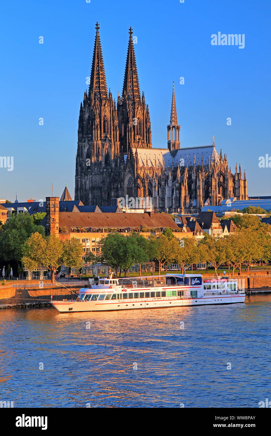 Bord de l'eau sur le Rhin avec bateau d'excursion et de la cathédrale, Cologne, Rhénanie du Nord-Westphalie, Allemagne de l'Ouest, Allemagne Banque D'Images