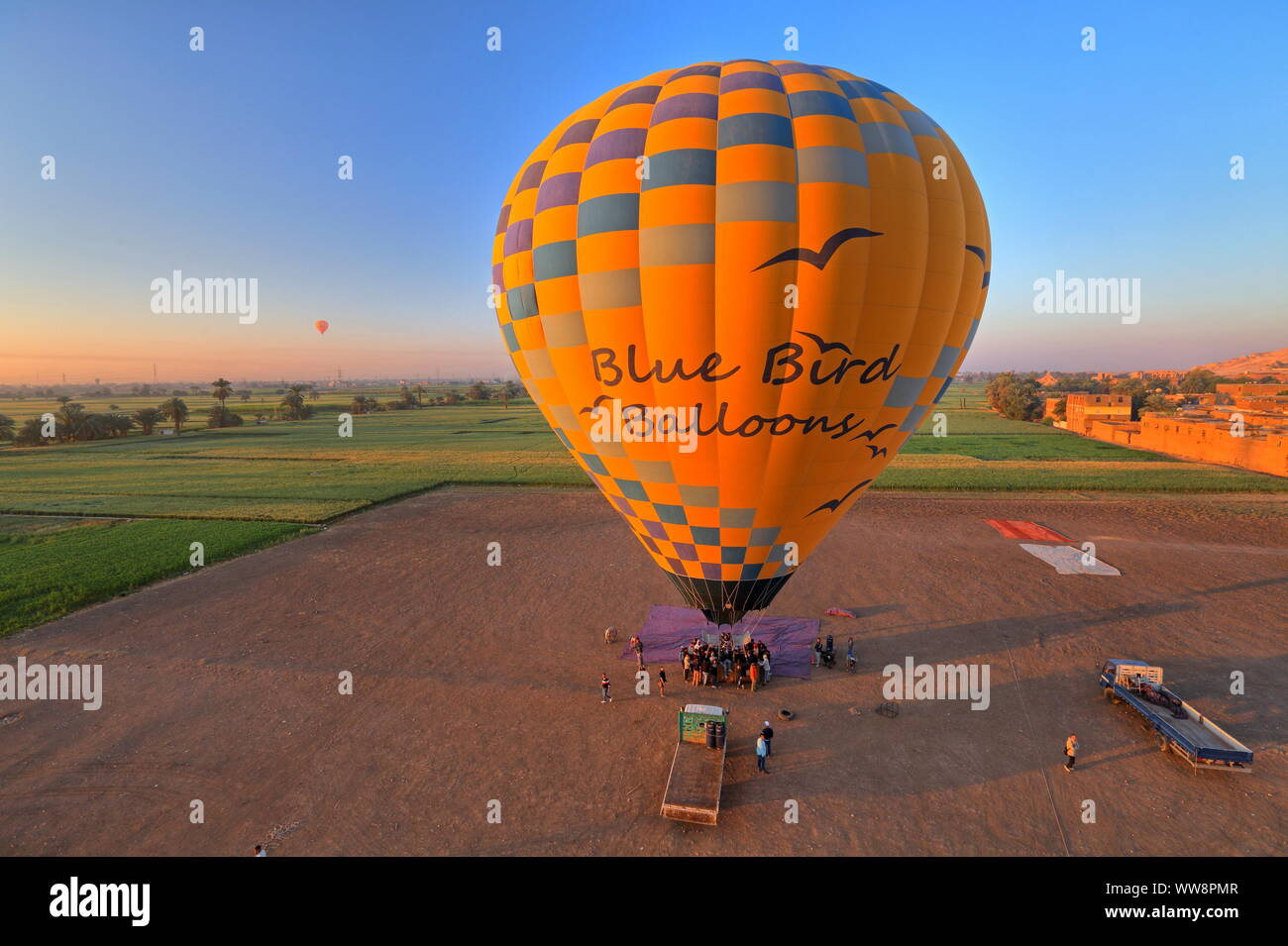 Hot Air Balloon durant la préparation du lancement en Theben-West, Luxor, Egypte, Egypte supérieure Banque D'Images
