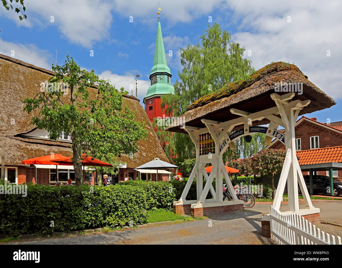 La porte et la tour de l'église, Steinkirchen, cours inférieur de l'Elbe, l'Altes Land, Basse-Saxe, Allemagne du Nord, Allemagne Banque D'Images
