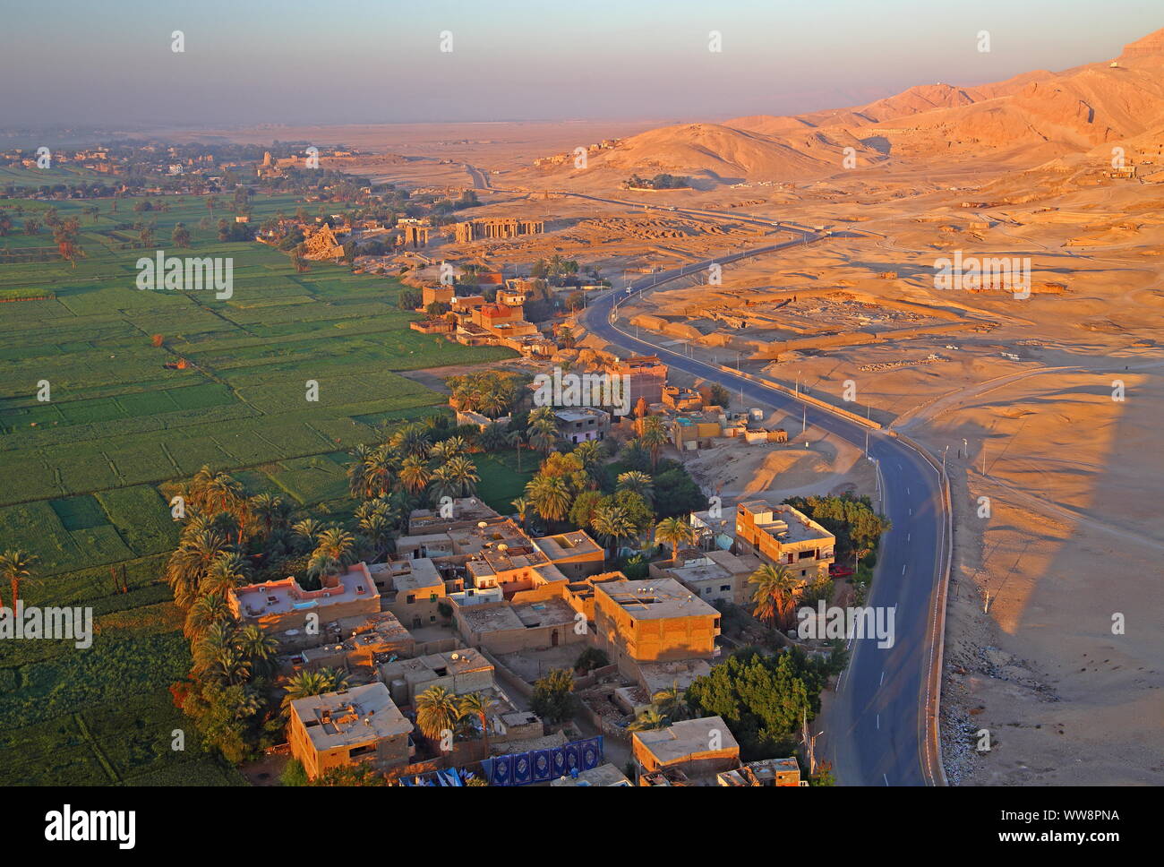 Stanley et frontière avec le désert avec Fellachendorf Theben-West et Ramesseum, Louxor, en Haute Egypte, Egypte Banque D'Images