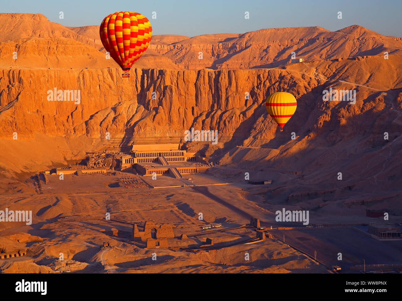 Les ballons à air chaud au-dessus du temple d'Hatshepsout sous soleil matinal dans Thebes-West, Luxor, Egypte, Egypte supérieure Banque D'Images