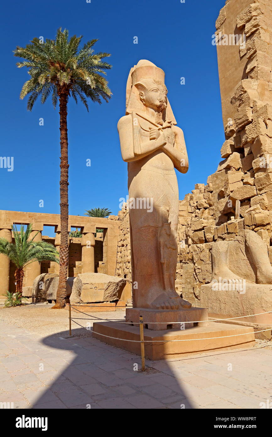 Temple de Karnak avec la statue de Ramsès II, près de Karnak, Louxor, Egypte la Haute Egypte Banque D'Images