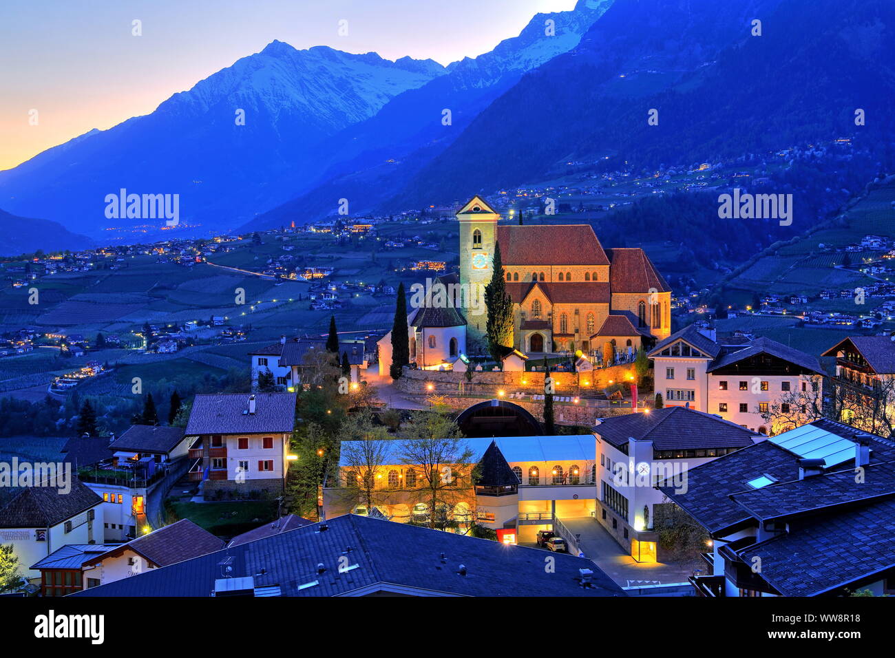 Dorfansicht mit Kirche gegen Dorf Tirol und mit der Zielspitze Texelgruppe 3006m, Schenna, Passertal, Burggrafenamt, Tyrol du Sud, Italie Banque D'Images