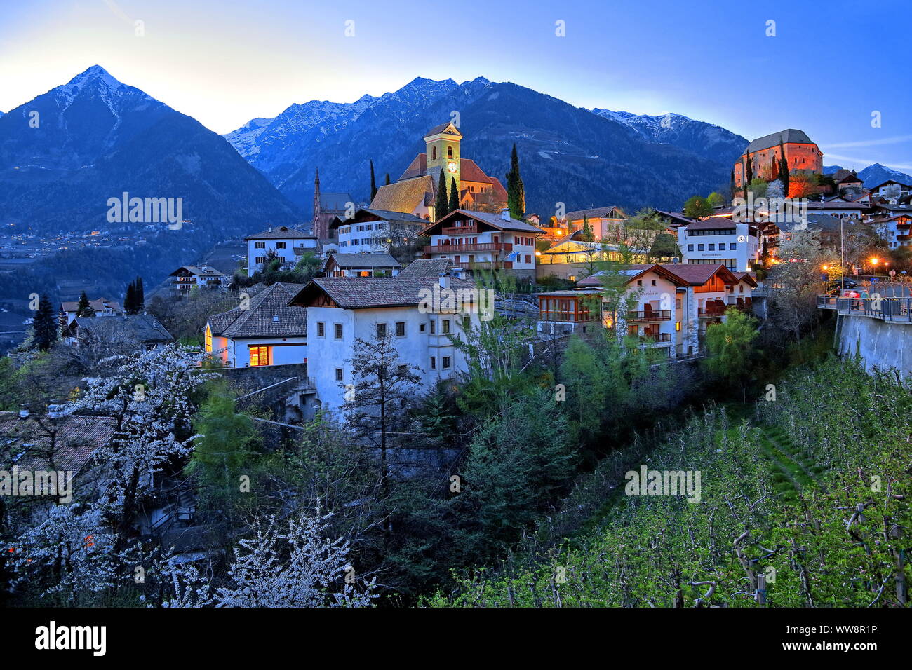 Avec vue sur le village d'un mausolée, église et château contre du Texel, Schenna, Passertal, Burggrafenamt, Tyrol du Sud, Italie Banque D'Images