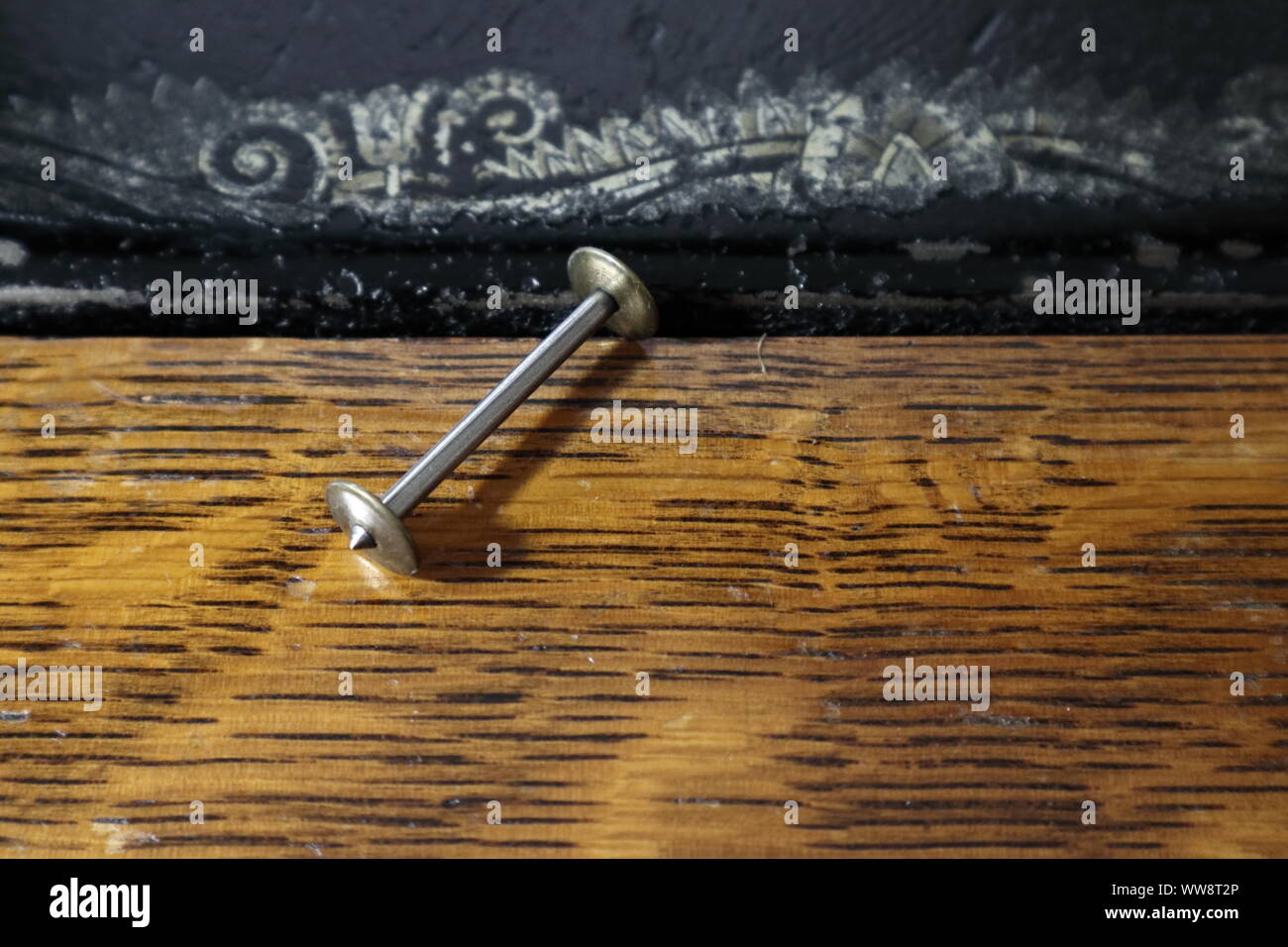 Close up of single, machine à coudre pour canette vide de navette en bateau machine antique style Banque D'Images