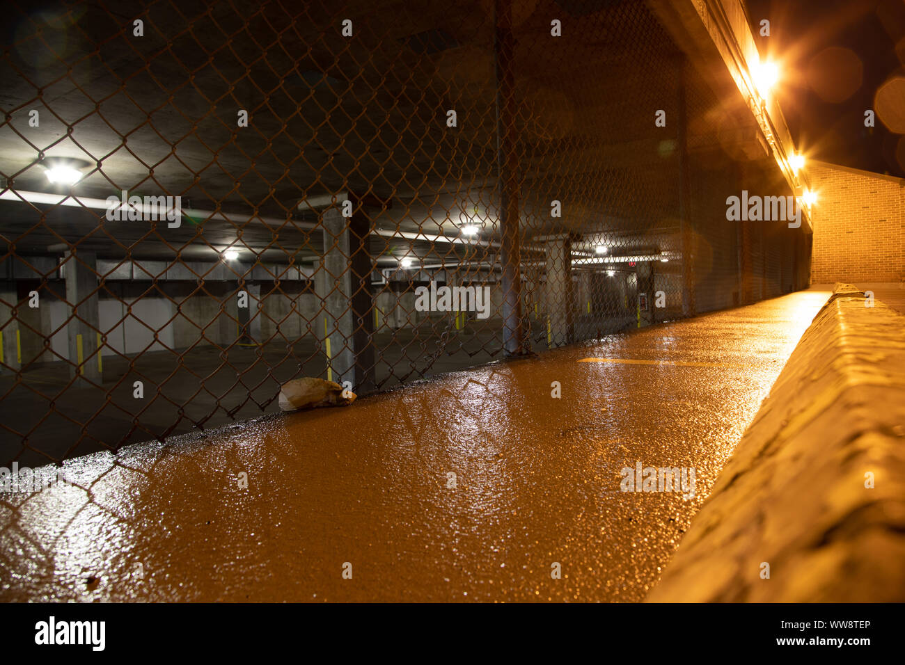 Nuit pluvieuse dans un parking abandonné. Banque D'Images