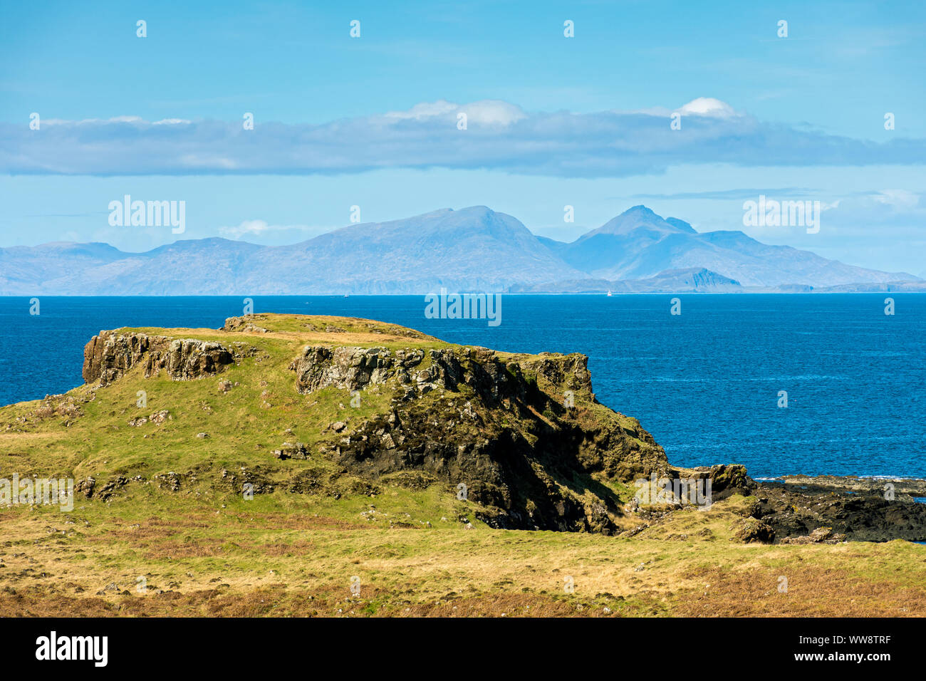 L'île de Rum sur Dùn Dubhe, Quinish Point, Isle of Mull, Scotland, UK Banque D'Images