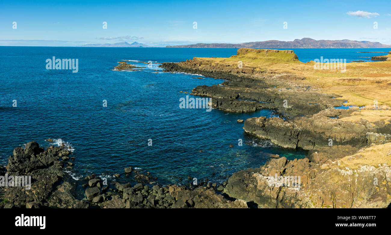 Dùn Dùn Bàn de Dubhe, Quinish Point, Isle of Mull, Scotland, UK. L'île de Rum et de l'urbanisme et de développement de la péninsule dans la distance. Banque D'Images