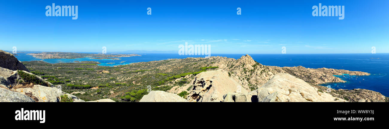 Vue de dessus, une superbe vue panoramique de l''archipel de La Maddalena avec ses belles baies baignées par une mer turquoise de l'eau claire. Banque D'Images