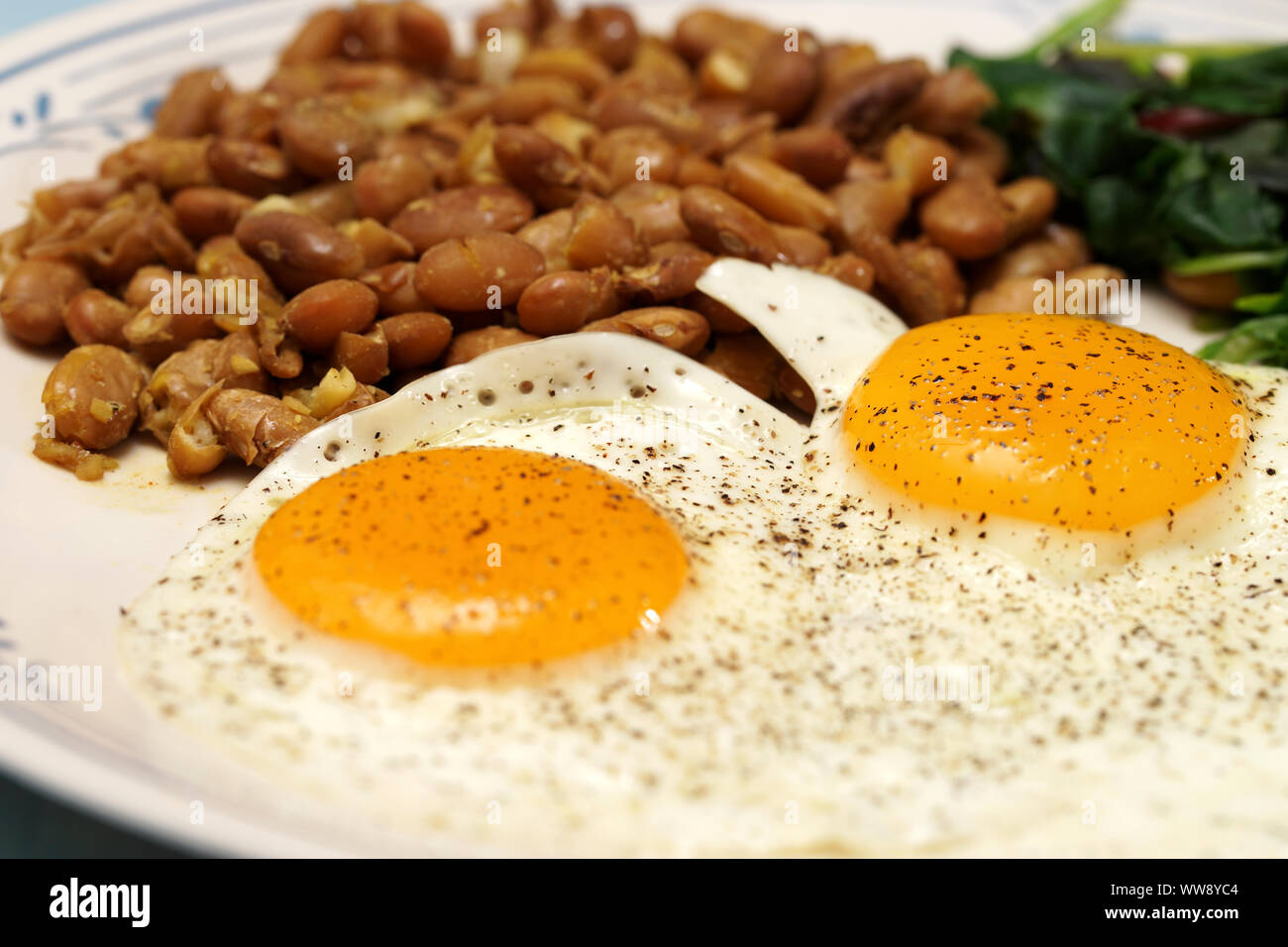 Petit-déjeuner d'œufs, Sunny Side Up, haricots blancs, verts et étuvé. Banque D'Images