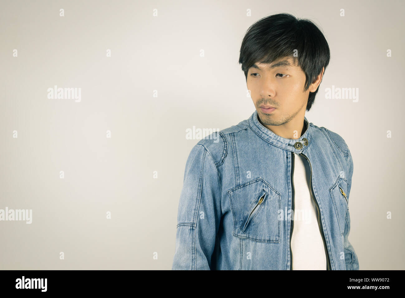 Young Asian Man en Jeans Denim Jacket 