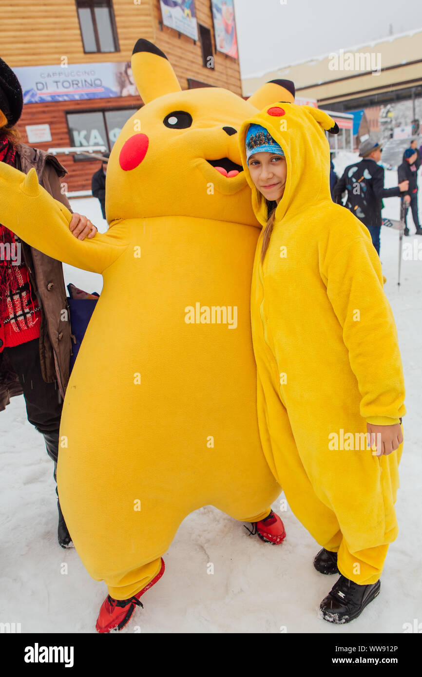 Sheregesh, Moscow, Russie - 06 Avril 2019 : les jeunes en costumes de carnaval de Pikachu sur le versant de montagne. Banque D'Images