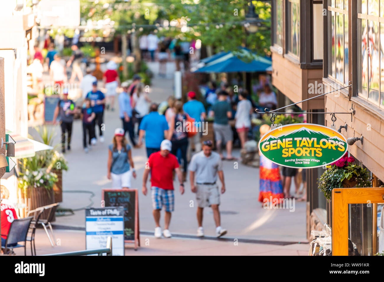 Aspen, USA - 4 juillet 2019 : Snowmass village ville et gens du shopping au Mall high angle View en Californie au centre-ville avec de nombreux sports Store Se connecter Banque D'Images