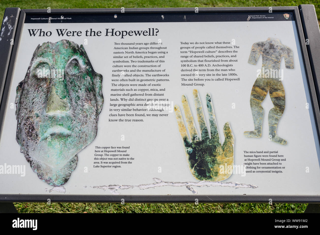 Avec des plaques d'informations sur l'historique Hopewell Indian Mounds à Chillicothe, OH. Banque D'Images