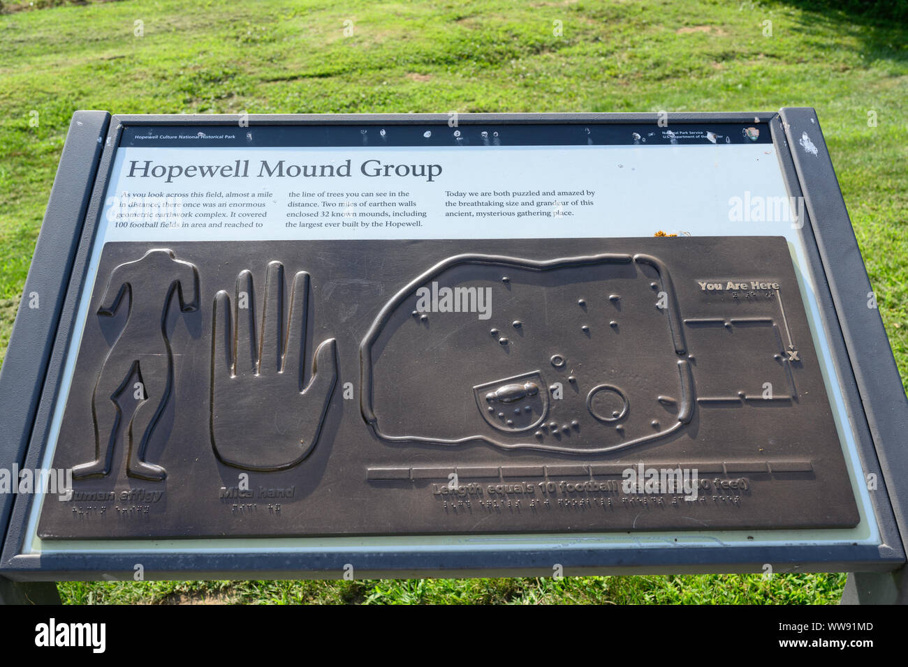 Avec des plaques d'informations sur l'historique Hopewell Indian Mounds à Chillicothe, OH. Banque D'Images