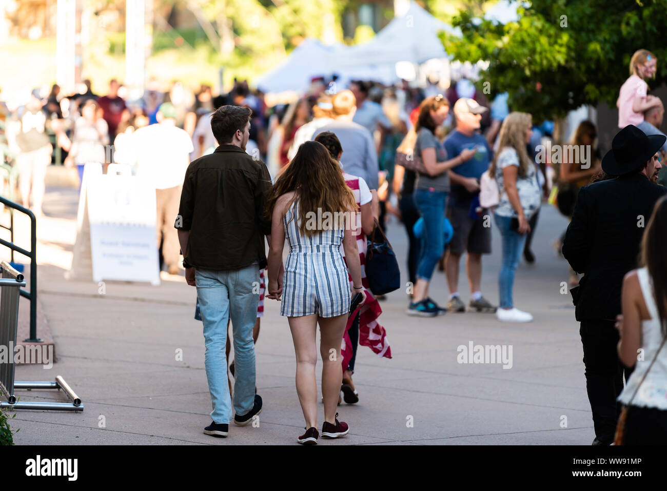 Aspen, USA - 4 juillet 2019 : Snowmass village ville et personnes à pied dans le centre-ville de Colorado pendant concert gratuit le jeudi Banque D'Images