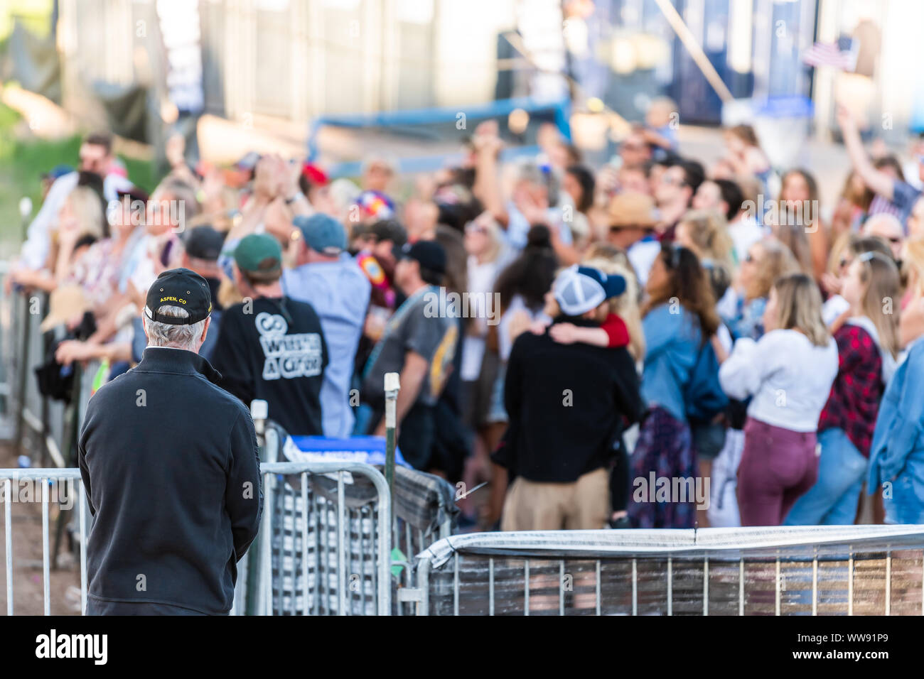 Aspen, USA - 4 juillet 2019 : la ville de Snowmass village et les gens à l'écoute de concert gratuit avec l'homme en regardant stade Banque D'Images