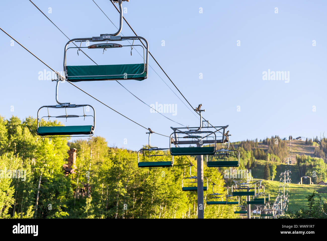 Aspen, USA - 4 juillet 2019 : Snowmass village ville avec low angle view of ascenseur téléphériques en été Banque D'Images