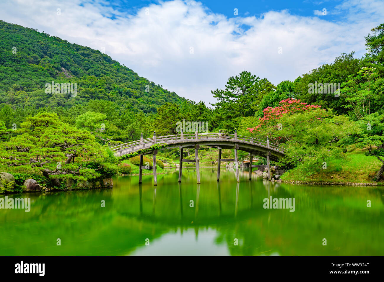 Pont emblématique japonais avec réflexion dans le jardin Ritsurin, au Japon. Banque D'Images