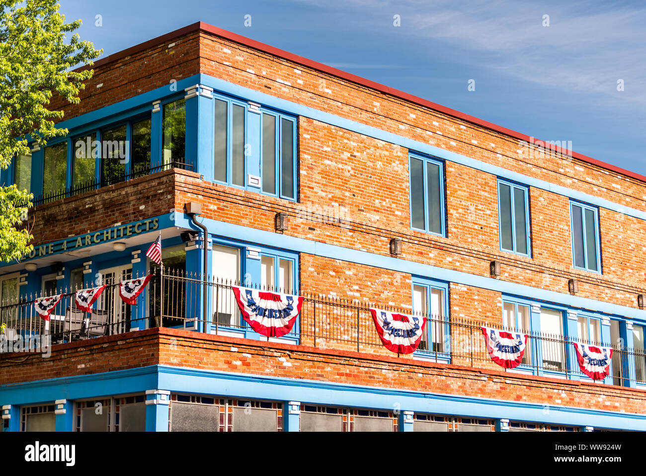 Aspen, USA - 6 juillet 2019 : le centre-ville historique d'outdoor summer street en Californie avec l'architecture de brique et de l'indépendance jour décorations drapeau américain Banque D'Images