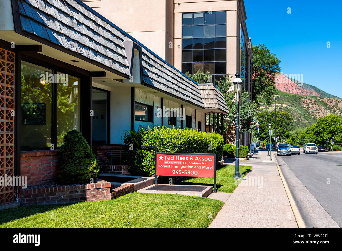 Glenwood Springs, États-Unis - 10 juillet 2019 : le centre-ville historique de bâtiments dans le Colorado avec signe pour des avocats en immigration Banque D'Images