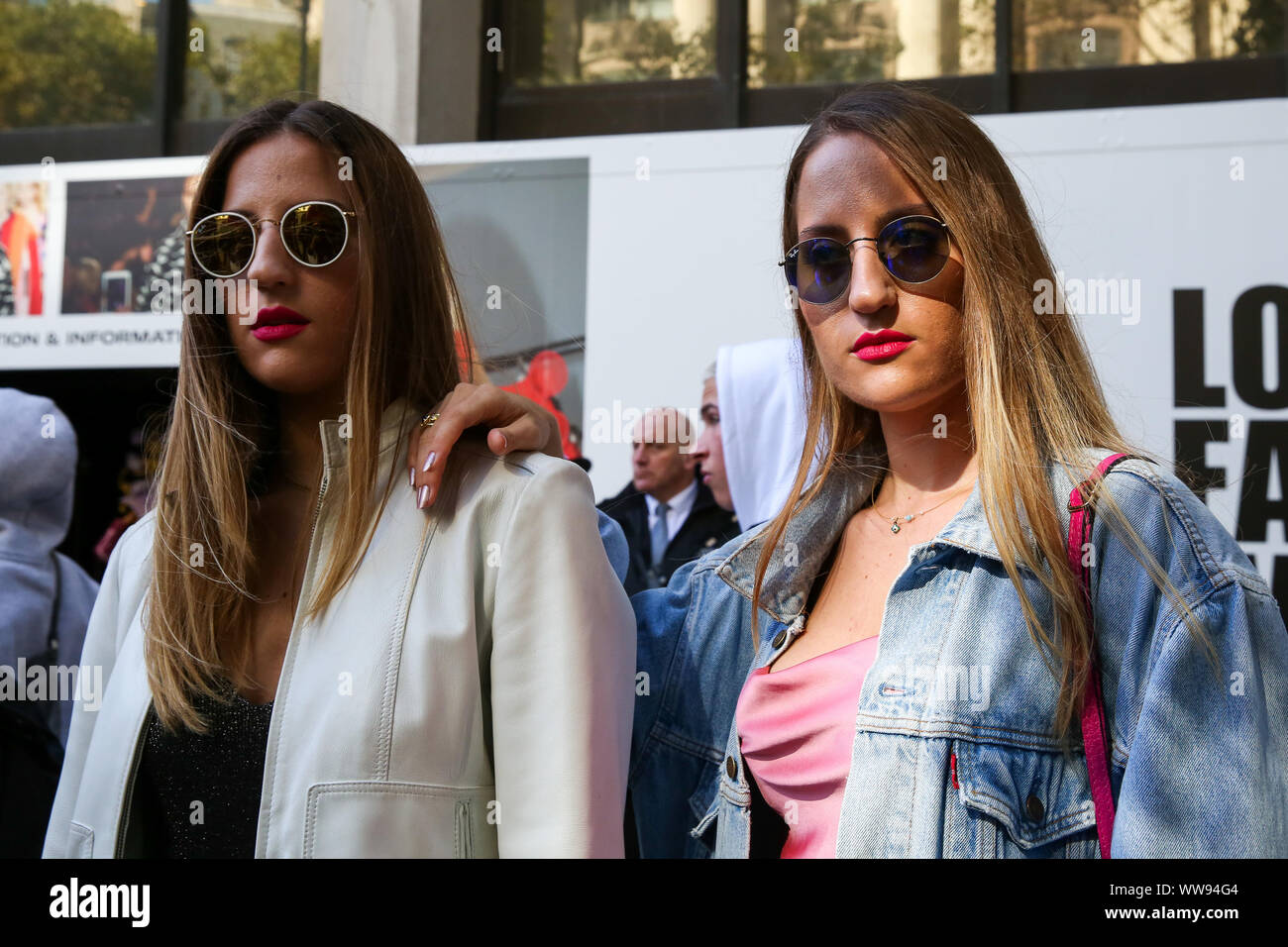 Londres, Royaume-Uni. 13 Sep, 2019. Deux femmes sont passionnés de mode vu portant des tenues à la mode et des lunettes à la London Fashion Week. Credit : SOPA/Alamy Images Limited Live News Banque D'Images